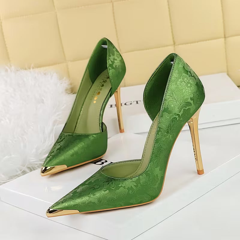 Elegant pointed-toe high-heeled shoe in green satin decorated with flowers